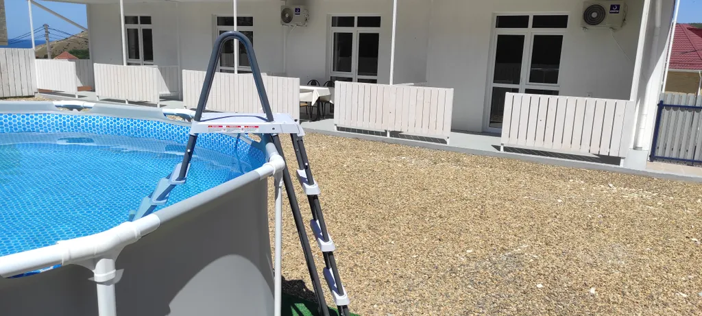 Уютная комната с видом на море