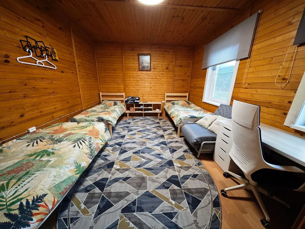 Домик на берегу озера