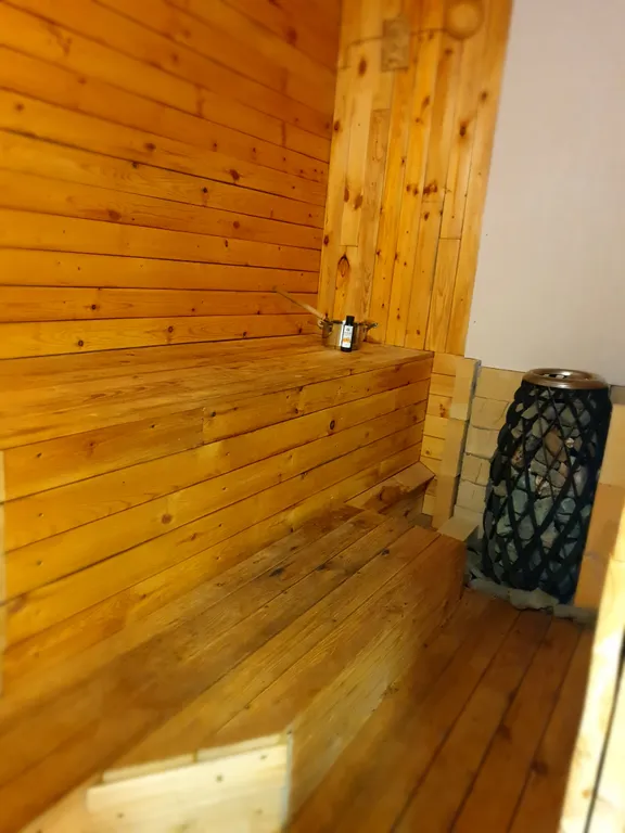 Уютный дом с сауной на первом этаже, в черте города у ручья