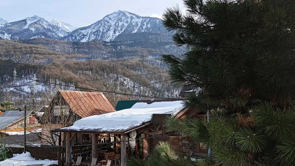 Панорамная студия с видом на горы в центре Красной Поляны. Балкон.