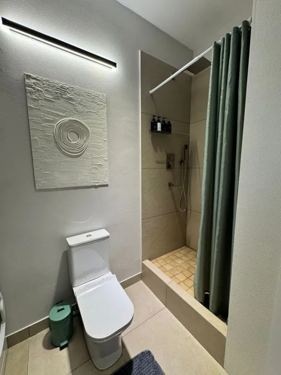 Современная квартира с отдельной спальней в европейском стиле