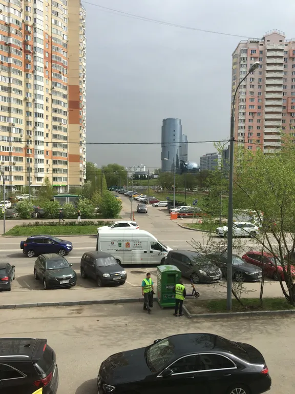 Евротрешка возле Крокус Экспо у моста к метро Мякинино