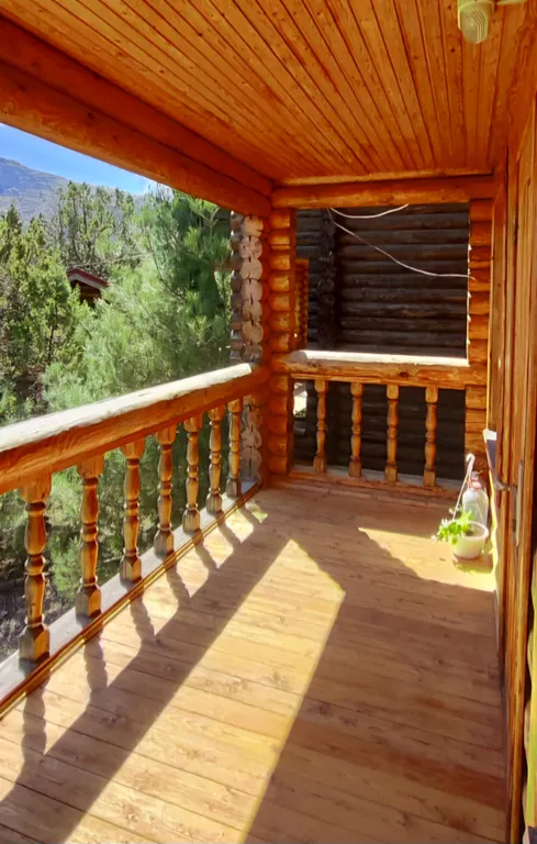 Двухэтажные срубы на берегу моря