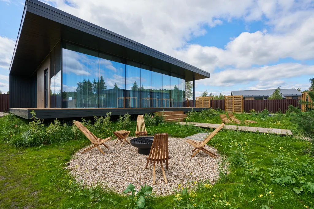 Просторный дом с сауной и камином в окружении леса и реки