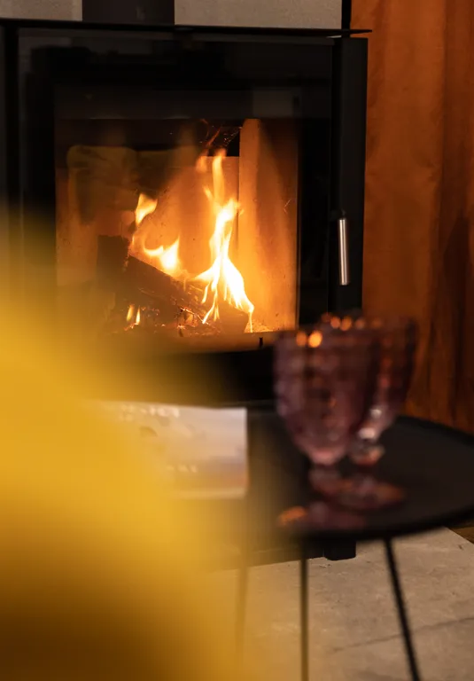 Новый дом с камином на берегу реки