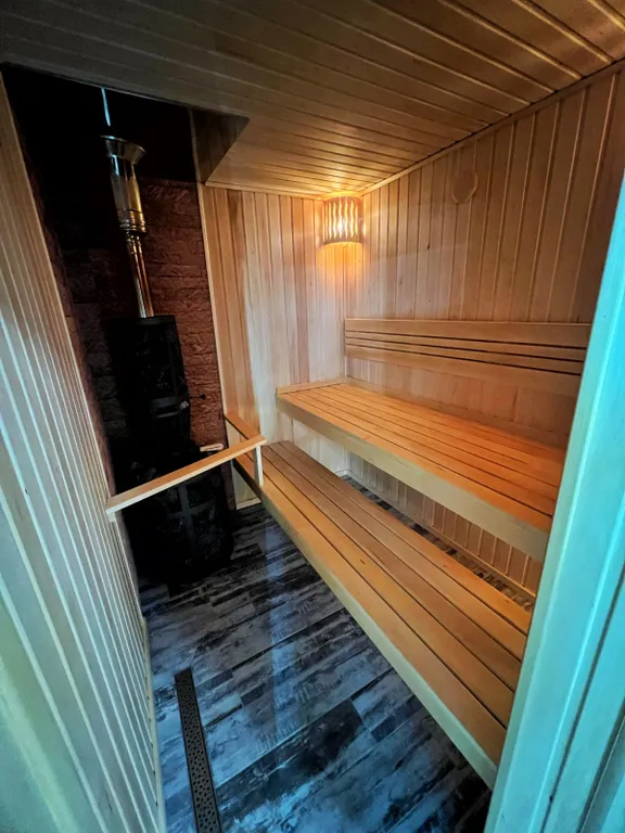 Коттедж с баней на дровах и теплым бассейном