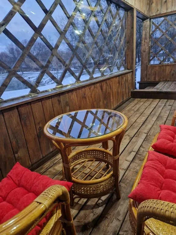 Домик возле озера