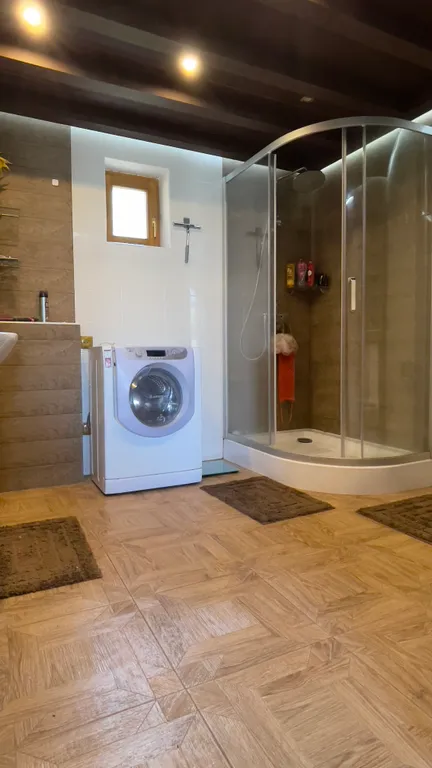 Загородный дом в лесу у реки