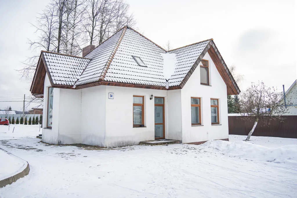 Уютный дом в окружении леса