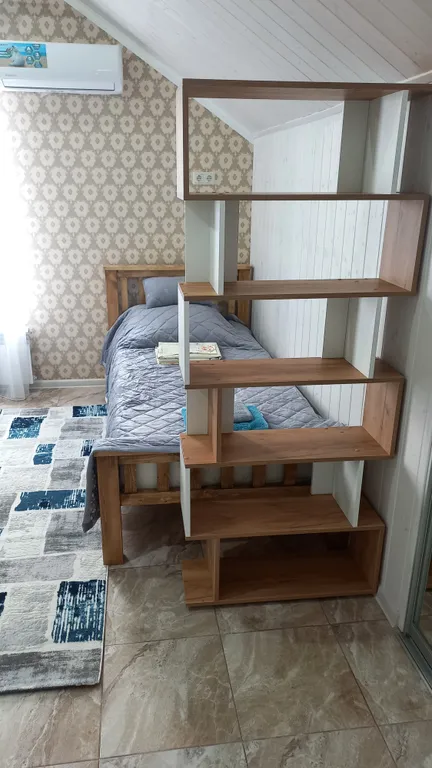 Уютная комната в доме с ванной комнатой