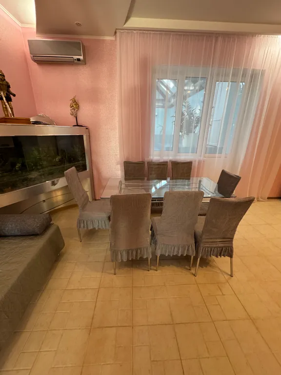 Дом с большим бассейном