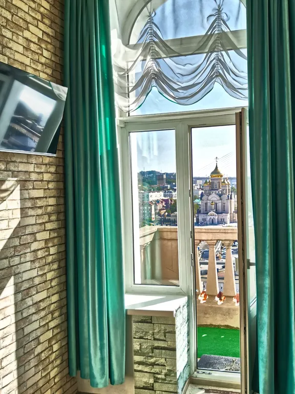 Студия с балконом и шикарным видом на Золотой Мост