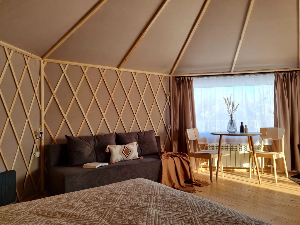 Комфортабельная юрта с панорамным окном, холодильником и микроволновко