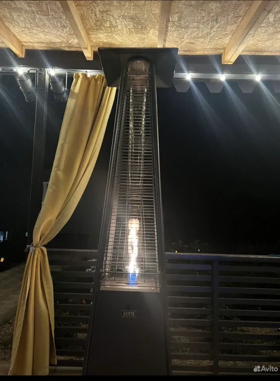 Дачный домик с большой террасой и бассейном