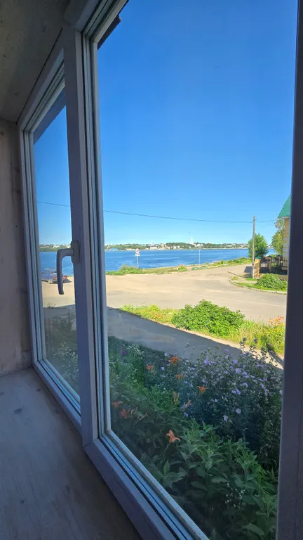 Уютная часть дома на берегу Волги в городе