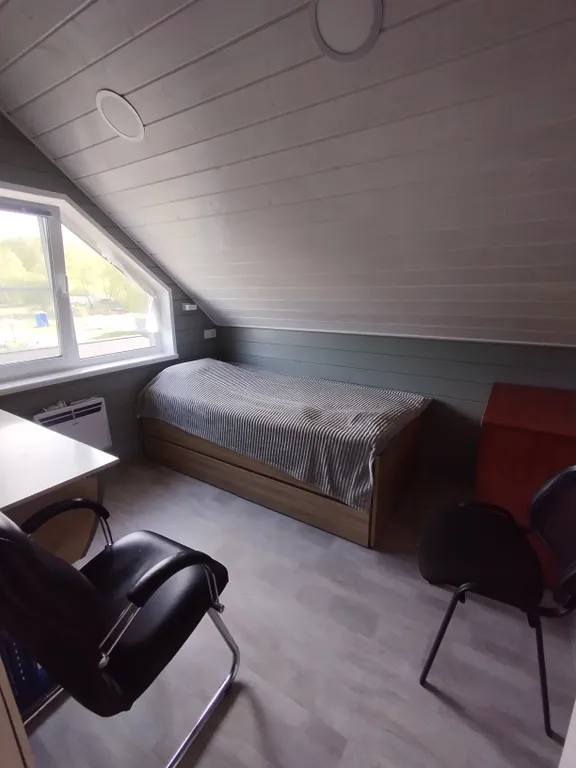 Уютный дом с беседкой на берегу озера