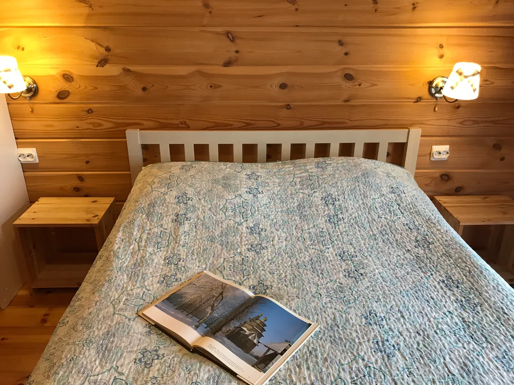 Уютный дом на берегу реки у водопада