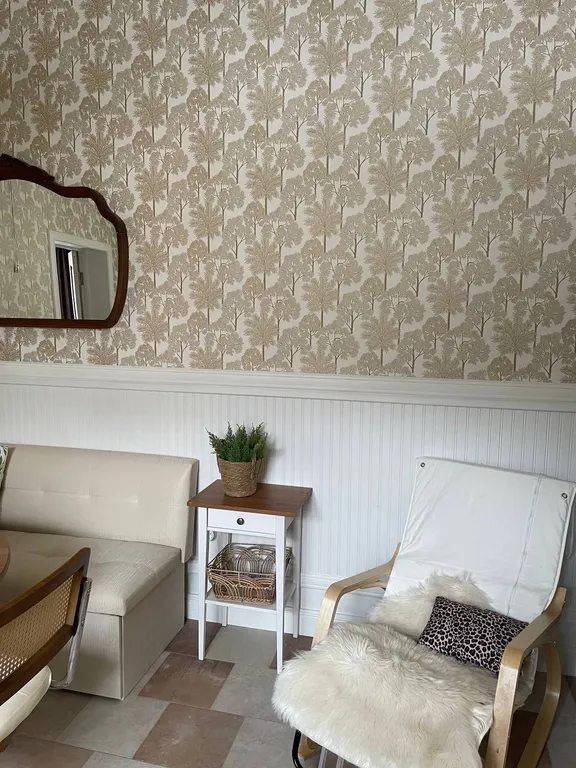 Дом с бассейном у леса