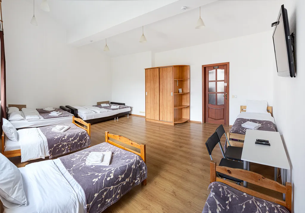 Семейный номер с общей ванной комнатой