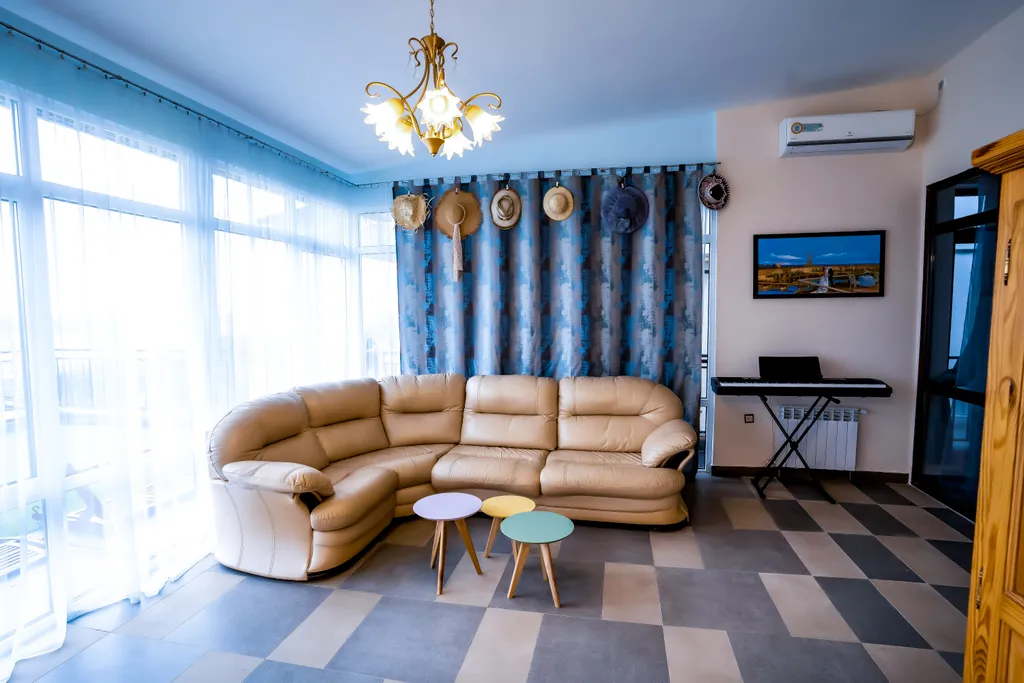 Номер делюкс с видом на бассейн, горы и аэропорт