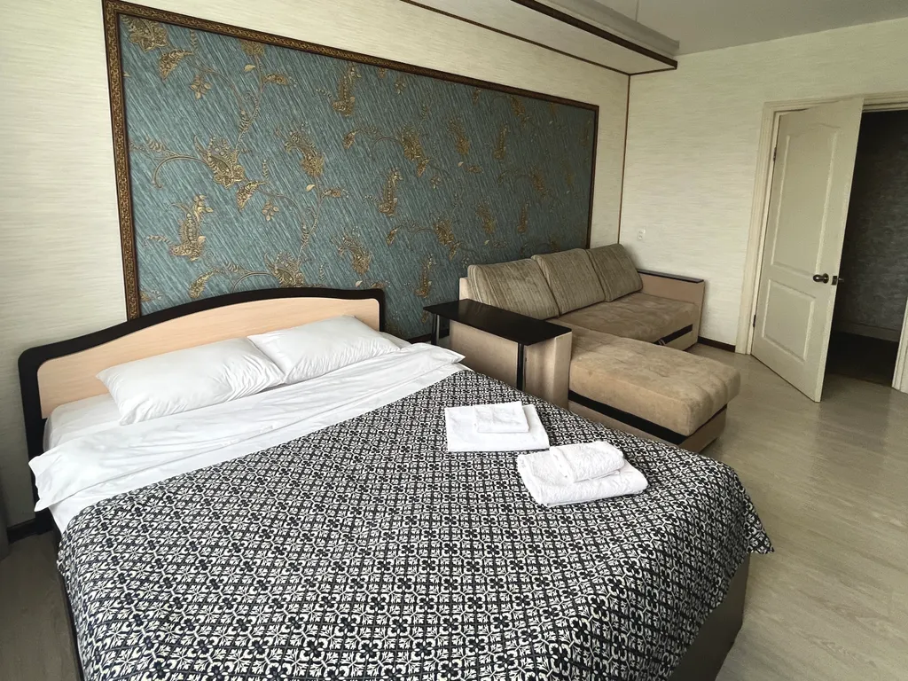 Просторная двухкомнатная с большой кухней у ДК Металлургов