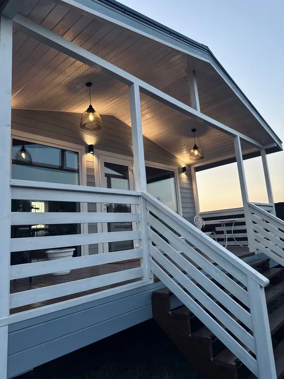 Домик у реки: банный чан, костёр, беседка с мангалом