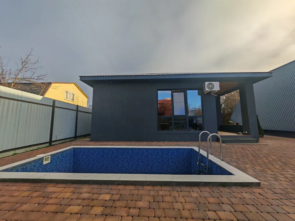 Дом с баней и бассейном