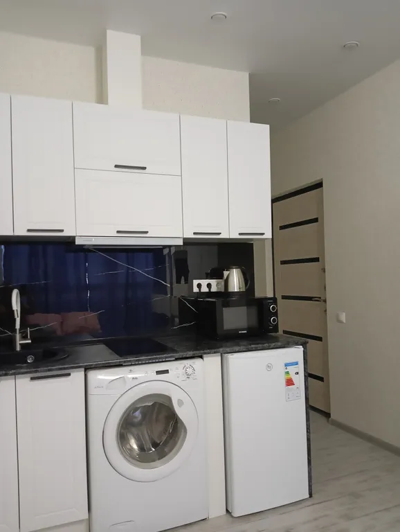 Уютная, светлая студия с панорамными окнами