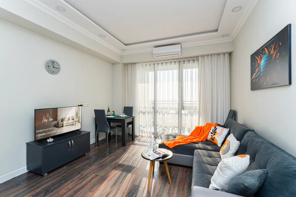 Квартира с витражными окнами в центре города