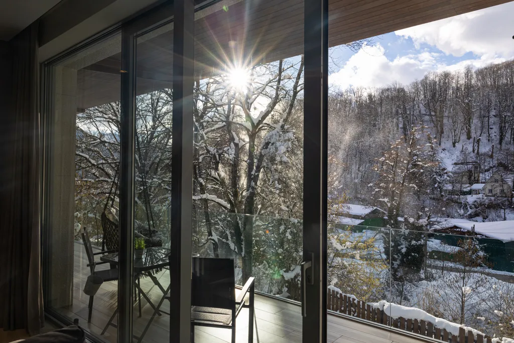 Просторная квартира с живым камином и видом на горы