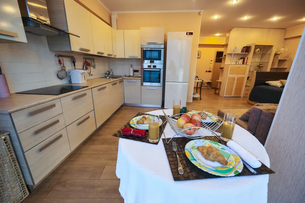 Уютная современная студия с удобным рабочим местом