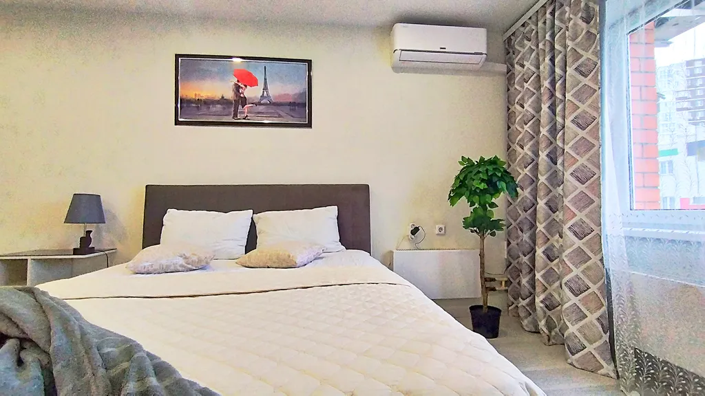 Уютная квартира в стиле лофт с комфортной кроватью и угловым диваном