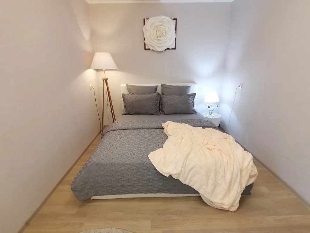 Центр города, уютная квартира в новом доме, лифт, парковочное место. — аренда посуточно в Лида