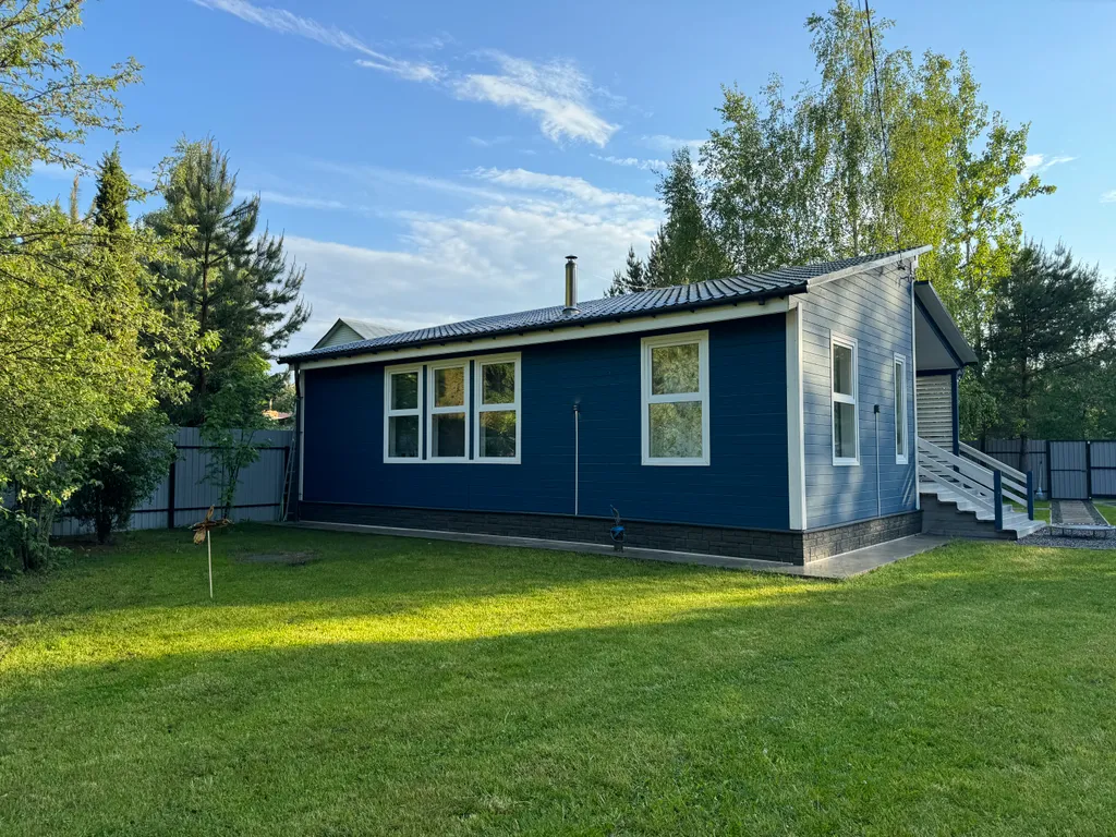 Большой дом среди сосен