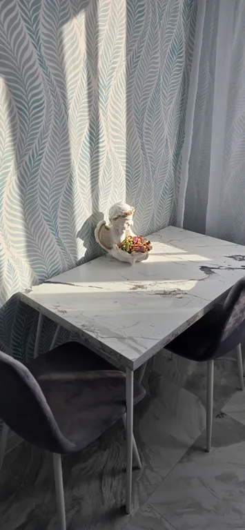 Новый дом, одна кухня изолированана от комнаты не студия всё отдельно,