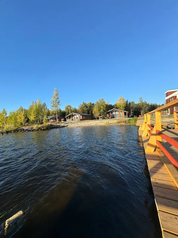 Дом на песчаном берегу озера