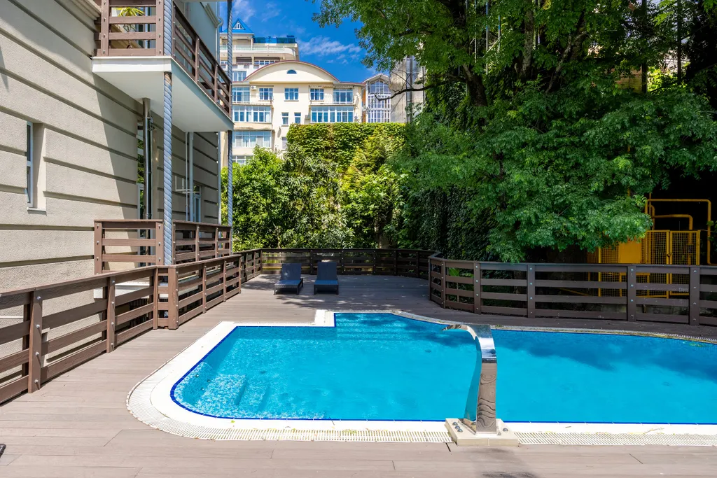 Дизайнерская квартира с бассейном и выделенной спальней