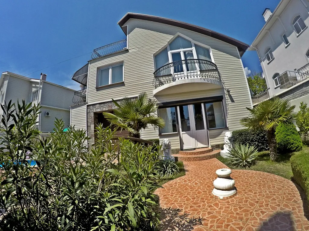 Дом в Ялте с бассейном и сауной