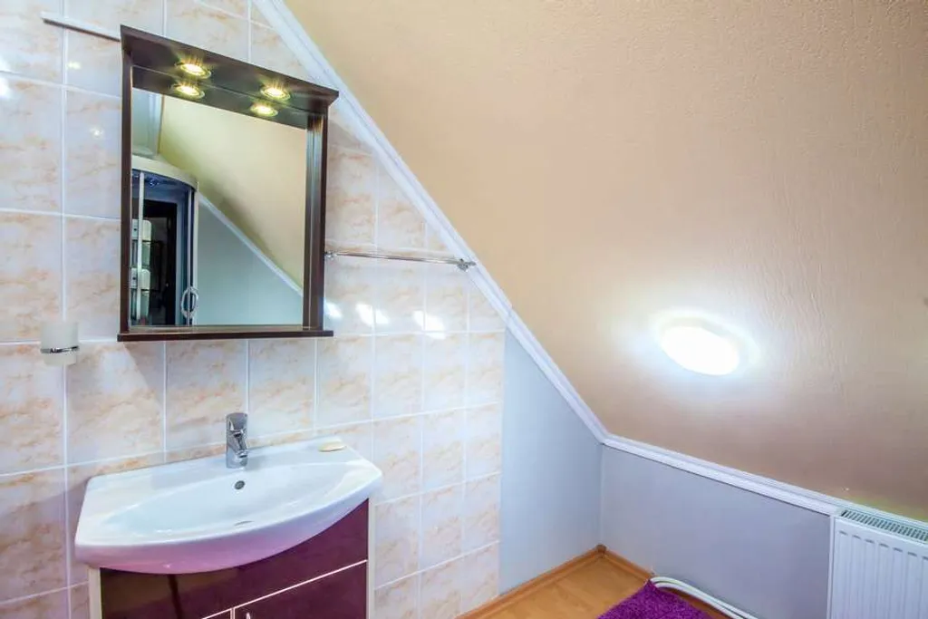 Дом с видом на сад и озеро