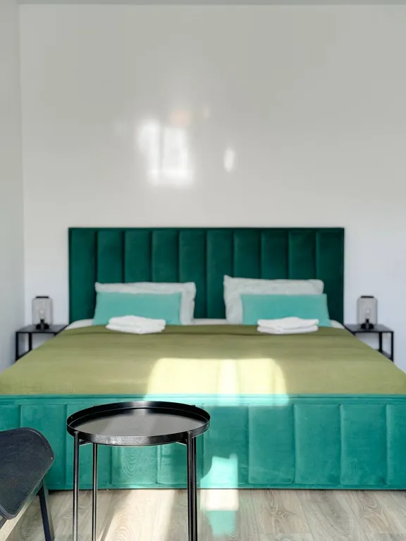 Уютная квартира напротив бассейна со своими лежаками, 7 спальных мест