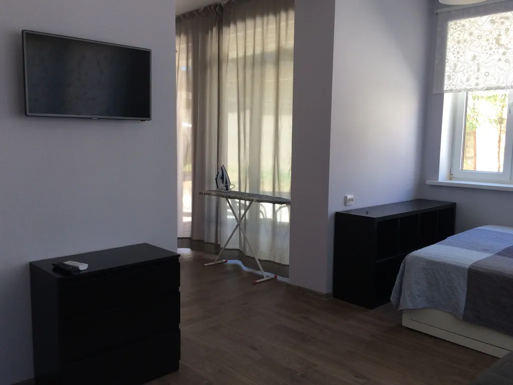 Двухкомнатные апартаменты на первом этаже в частном доме