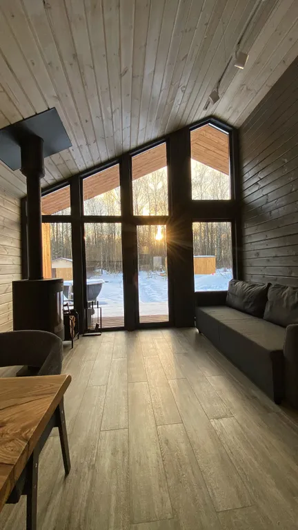 Gray дом в стиле барнхаус с видом на лес