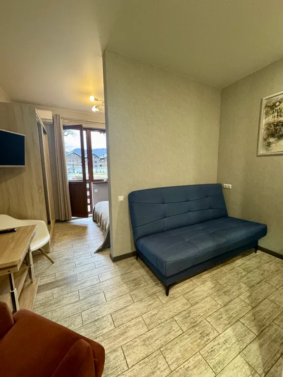 Студия с выделенной спальней и балконом в центре