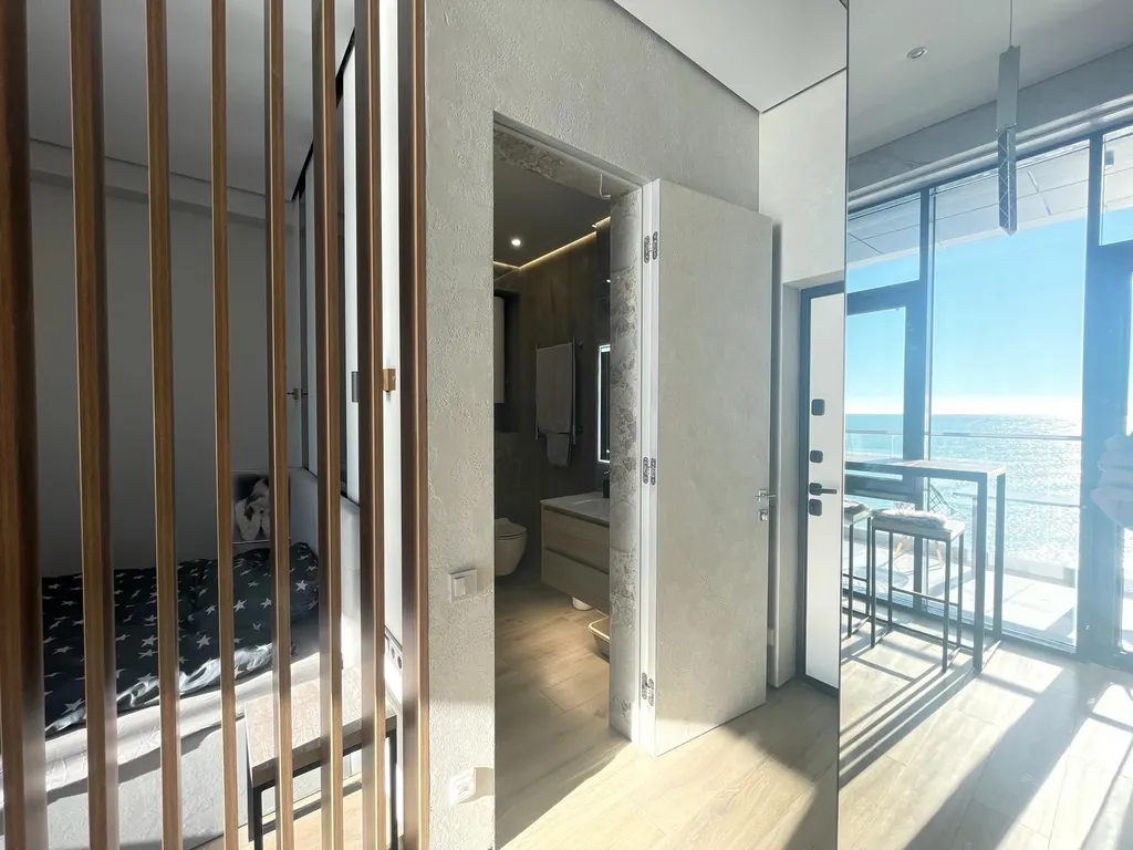 Романтичная студия в стиле лофт с прямым видом на море