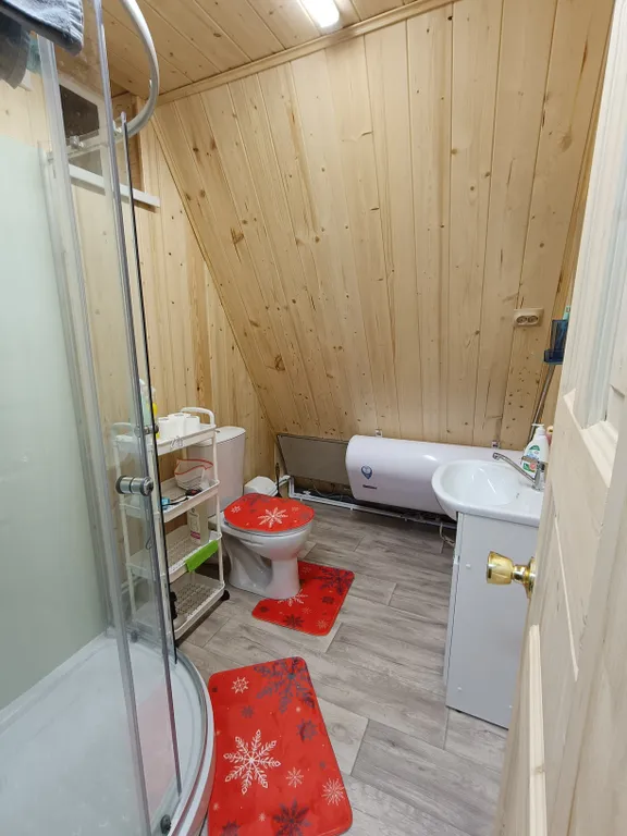 Уютный А-фрейм с чаном у озера