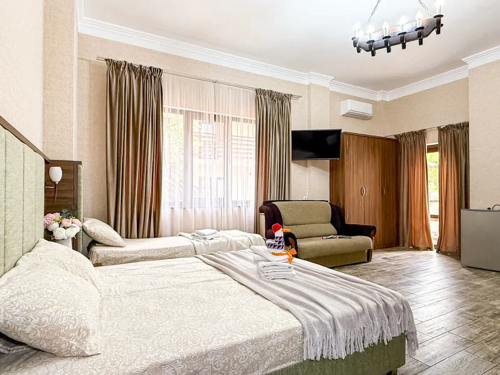 Номер на 4 человек с кухней на 1 этаже в центре, в 7 минутах до моря