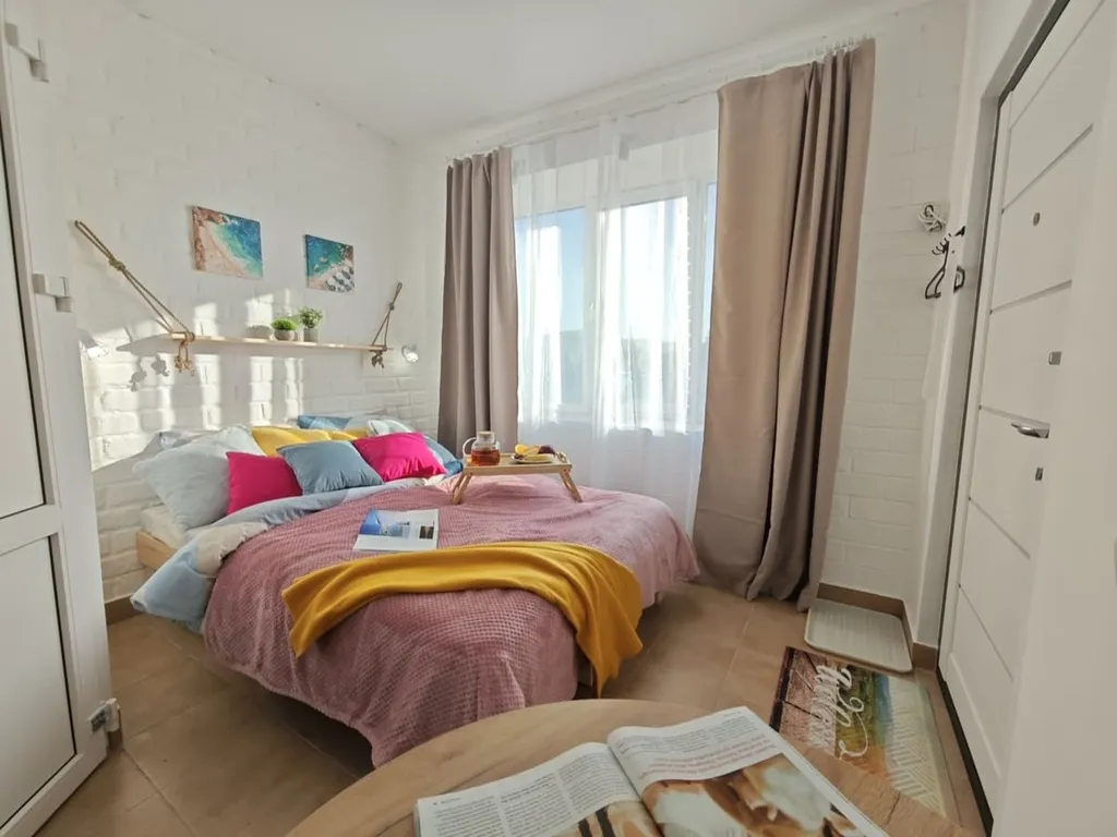 Стильная новая студия с кроватью-трансформером на двоих гостей