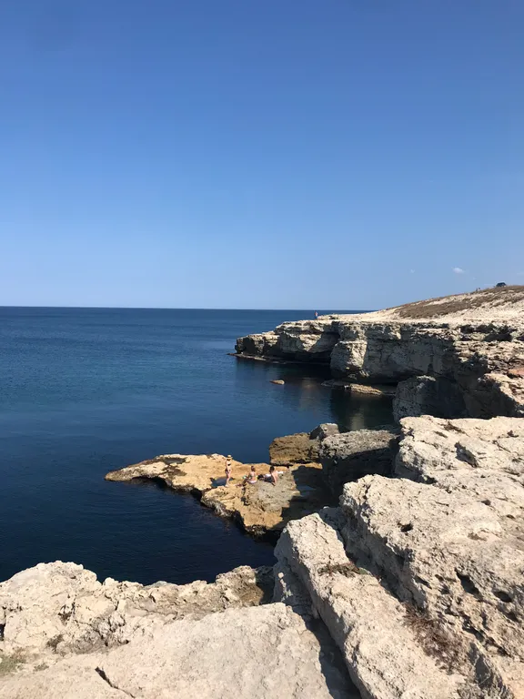 Трехместный номер, с двуспальной кроватью и односпальной, вид во двор