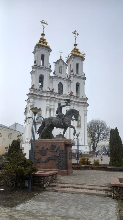 Новая трехкомнатная квартира в самом центре с видом на площадь Победы