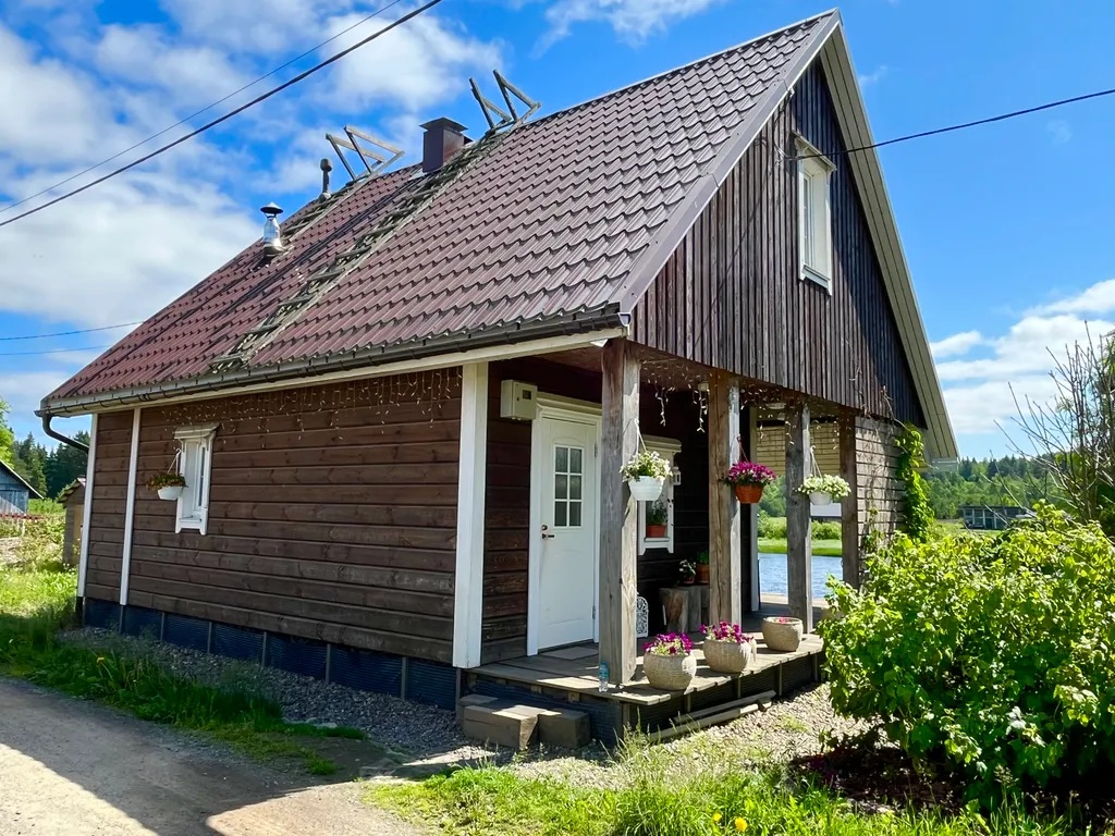 Благоустроенный дом у реки